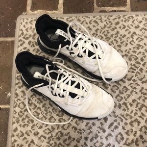 Women’s basketball shoes